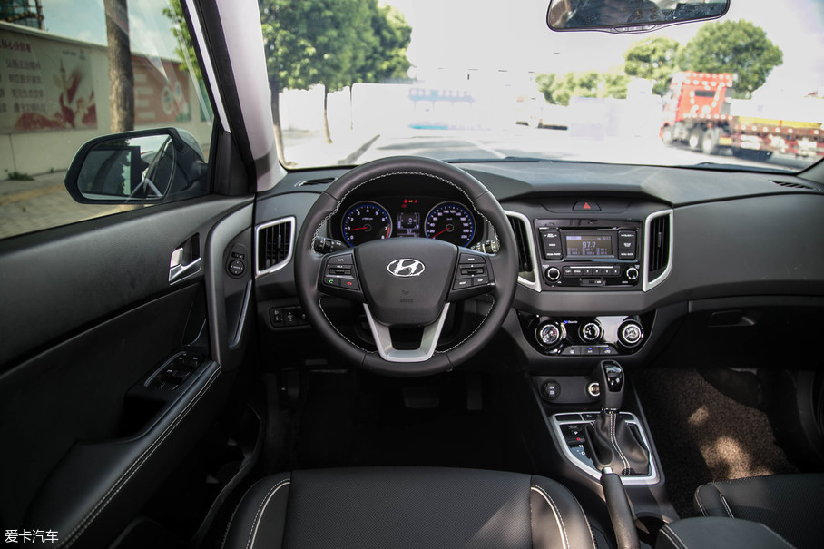 但现代ix25的方向盘采用了皮质包裹,带来相对出色的触感,并提升了车内
