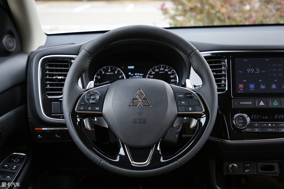 三辐式方向盘透着新欧蓝德运动的一面,真皮保证了出色的手感,钢琴漆则