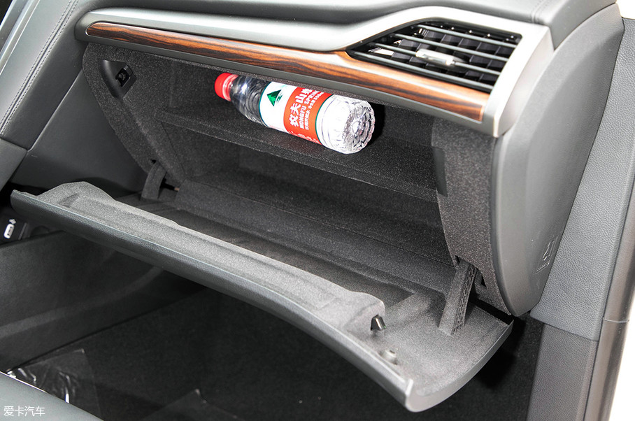 手套箱分为上下两层,分层的设计很用心,方便对小杂物归类整理,内部