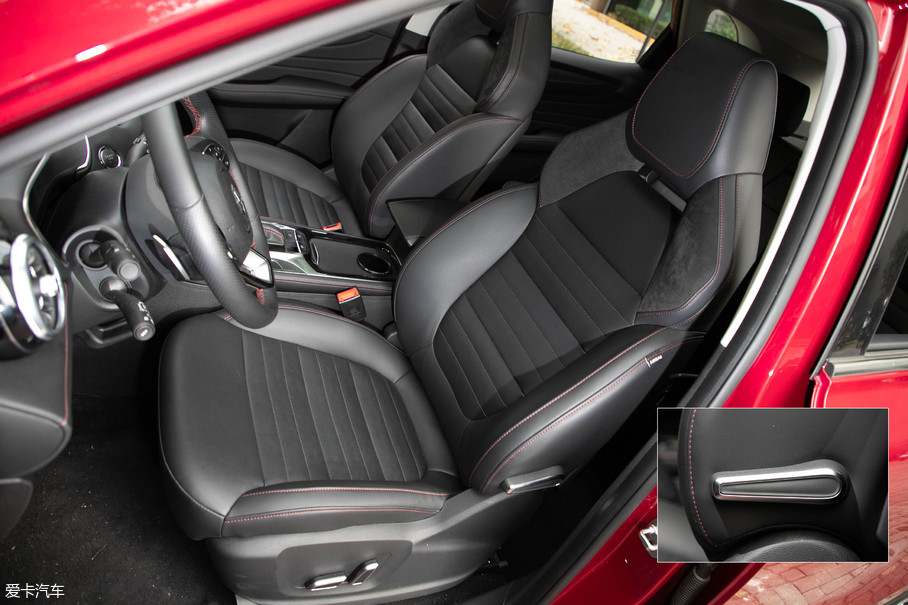 采用了一体式运动座椅,强化了肩部和腰部支撑,当驾驶员驾驶车辆转弯时