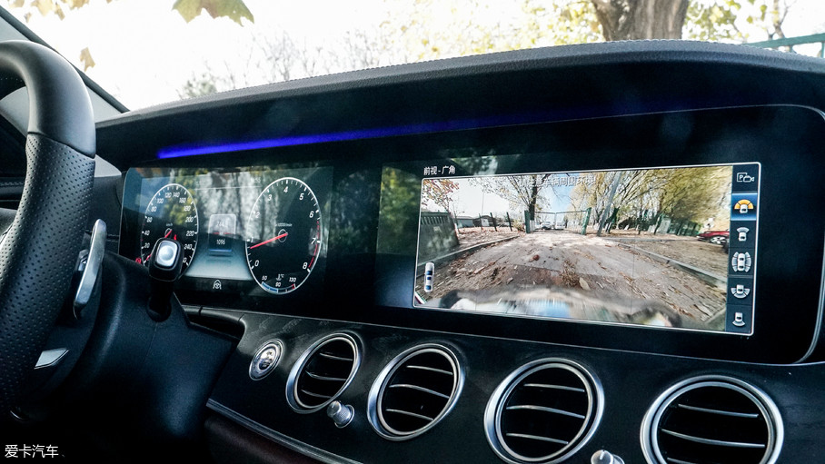 3英寸的高清液晶显示屏,将奔驰e级内饰的科技感和豪华感直线上升.