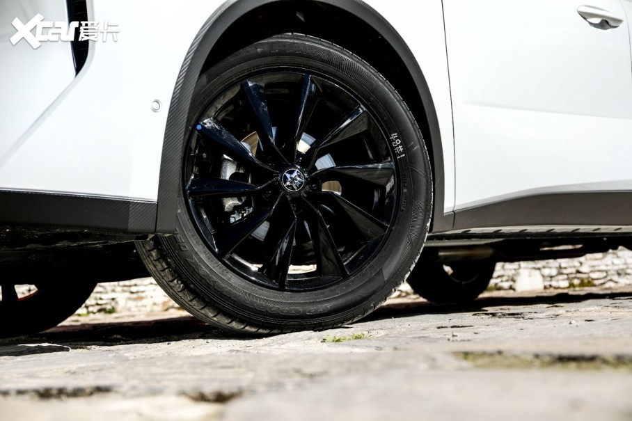 19ӢȫȦķǳϣʽڷɻҶƬͨĵбƣΪɲϵͳɢȡ̥ص»SP SPORT MAXX 050ͺţǰΪ235/55 R19