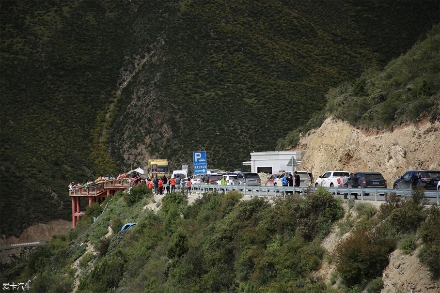 在接近怒江72拐的观景台处发生了大堵车,主要是因为很多人不安规定