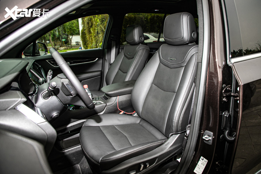 xt6的前排座椅在材质造型,和功能性方面都保持了主流水平,配备了主副