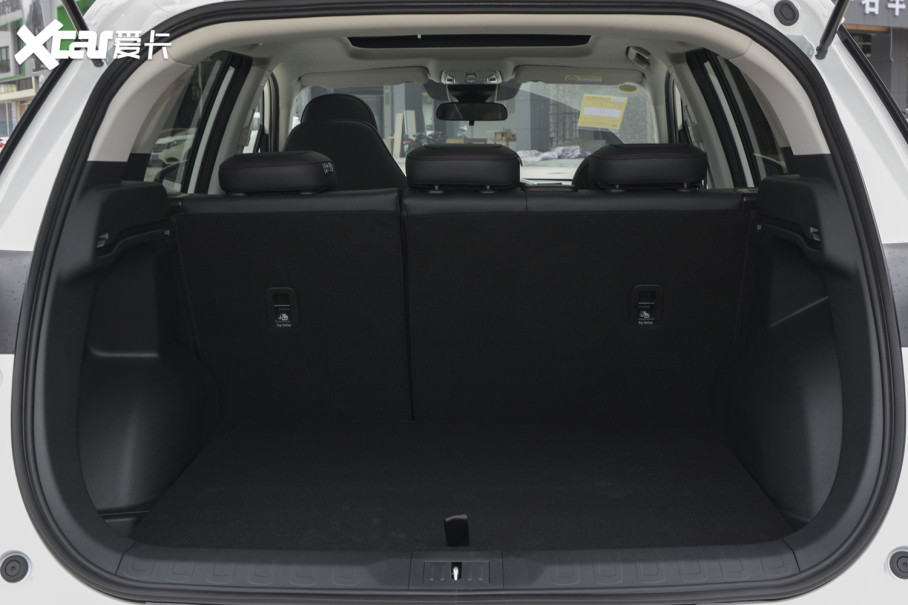 传祺gs4后排座椅支持按比例放倒,且能够将坐垫完全掀起,从而让靠背与