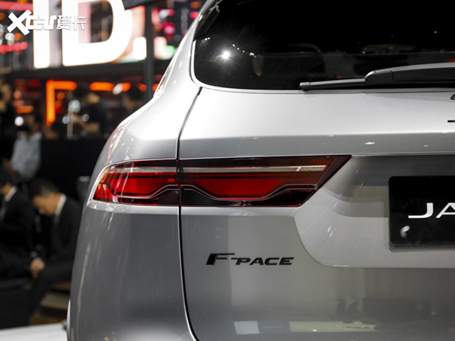 F-PACE的尾灯造型采用了全新的设计，也就是I-PACE上的那套尾灯，细长条的造型相比现款车型更加完整，并且内部灯腔布局也进行了调整，点亮后的视觉效果辨识度更高。