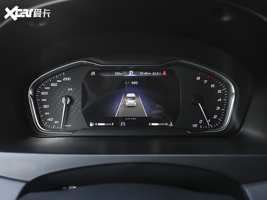 仪表盘中央的彩色液晶屏可显示车辆状态,音乐和导航等信息,菜单逻辑