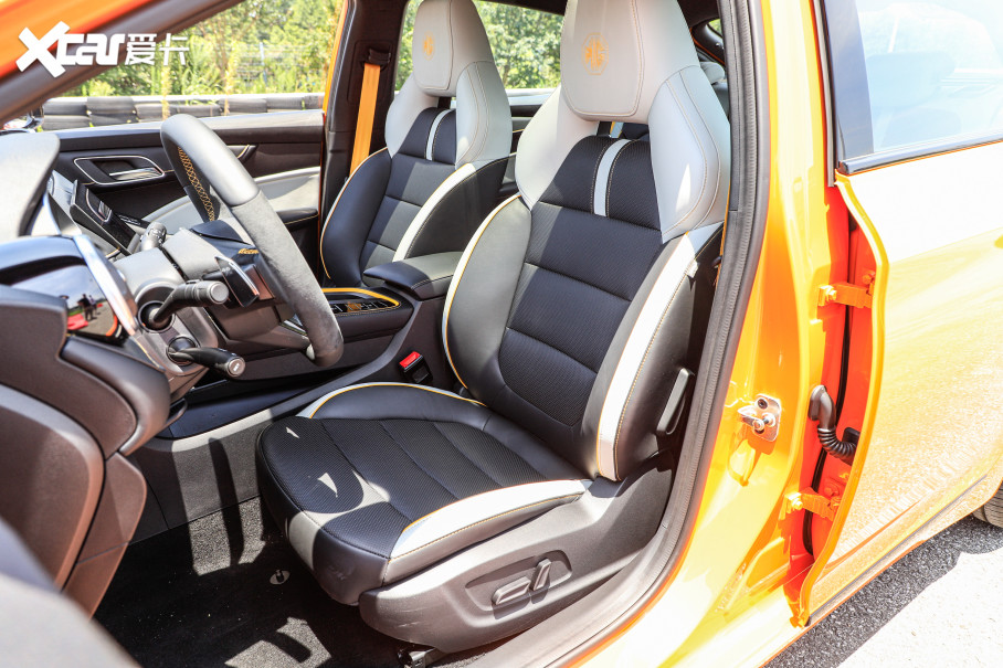 赛车级别的全新一体式运动座椅,灰黄的配色,无限延伸的mg标识以及极富