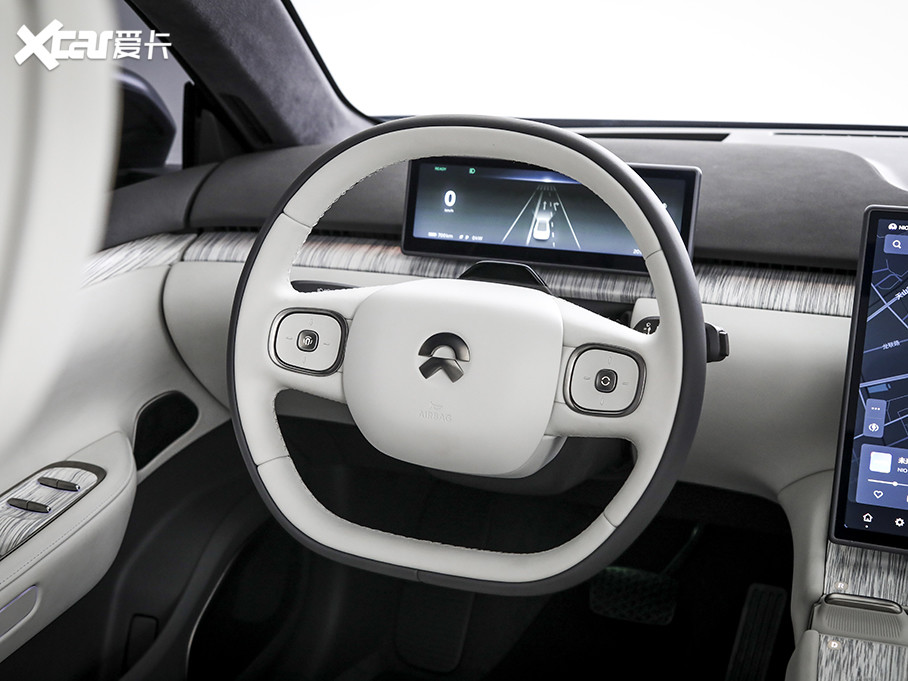 双色方向盘同样旨在突出质感,只是追求颜值的代价需要日常更加精心的