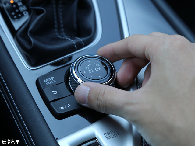 车内各处的按键和旋钮都拥有相当不错的手感,阻尼也恰到好处.