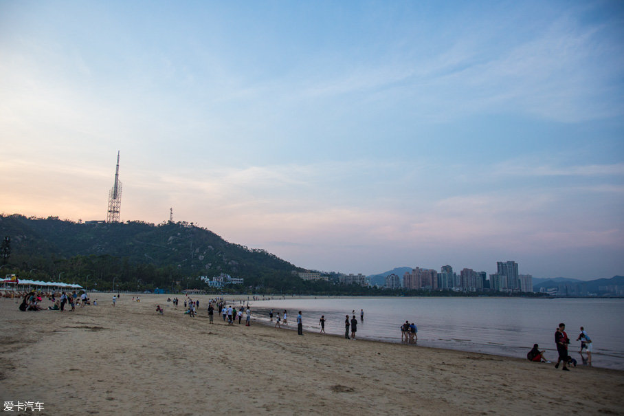 海濱公園的另一側是這個人工沙灘,沙灘上的人不多,來沙灘玩的多是家庭