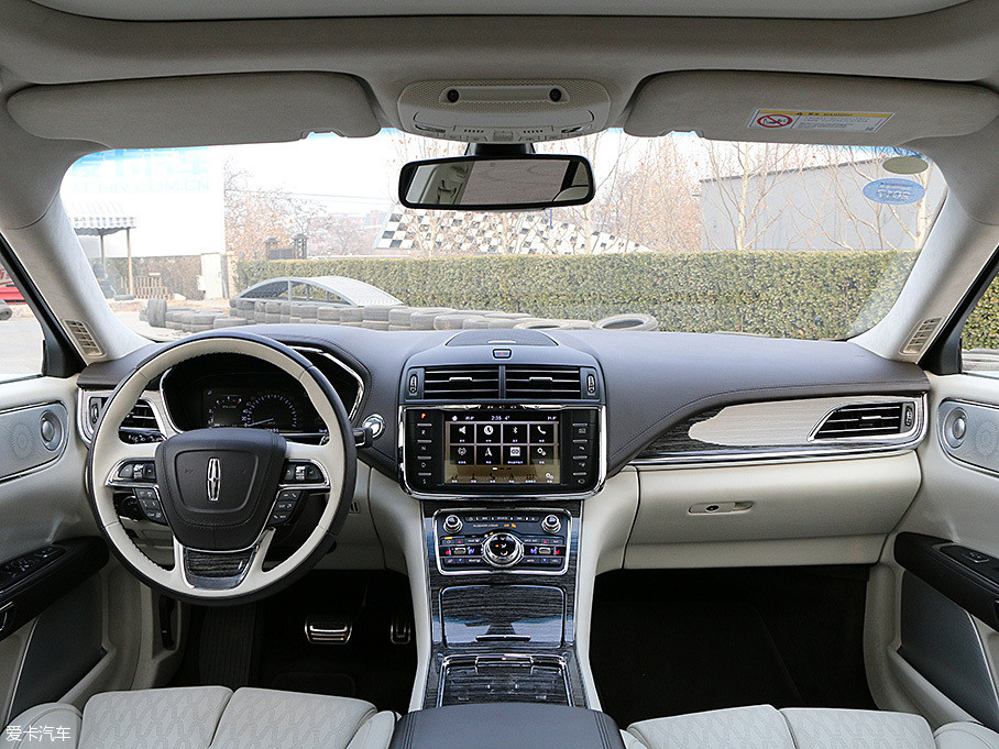 林肯大陆在内饰方面并没有采用大多数豪华轿车惯常使用的环抱式布局