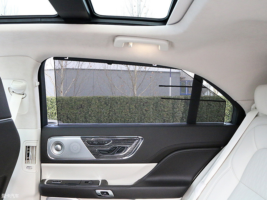 后排侧窗配备有手动遮阳帘,作为对深色隐私玻璃的辅助,倒也不必太过