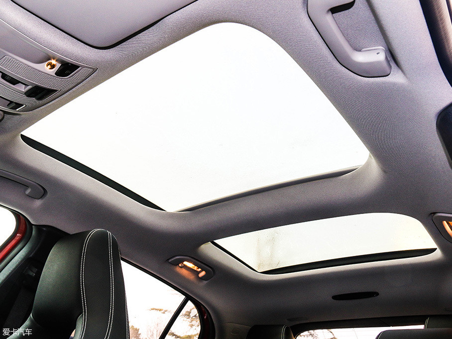 gla所配备的前后分段式全景天窗,则为全系车型标配.