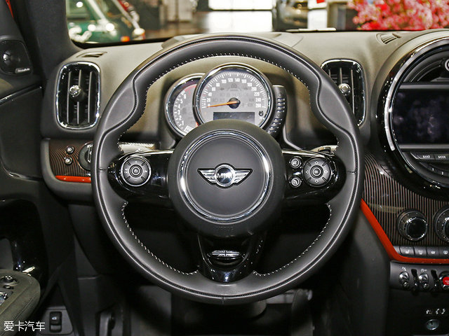不同于外观设计,全新mini countryman的内饰有着较大变化.
