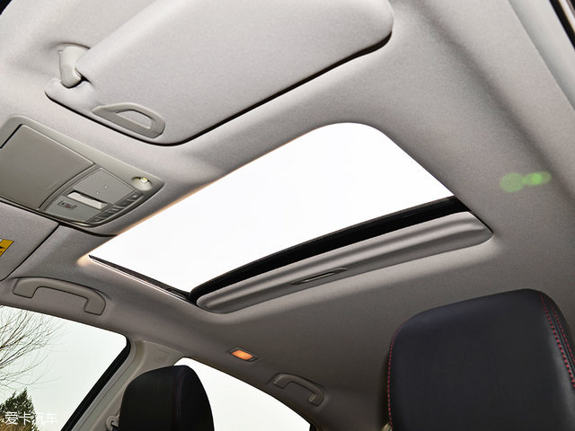 天籁全系仅有公爵车型配有全景天窗,本次测试的是普通版天籁的顶配