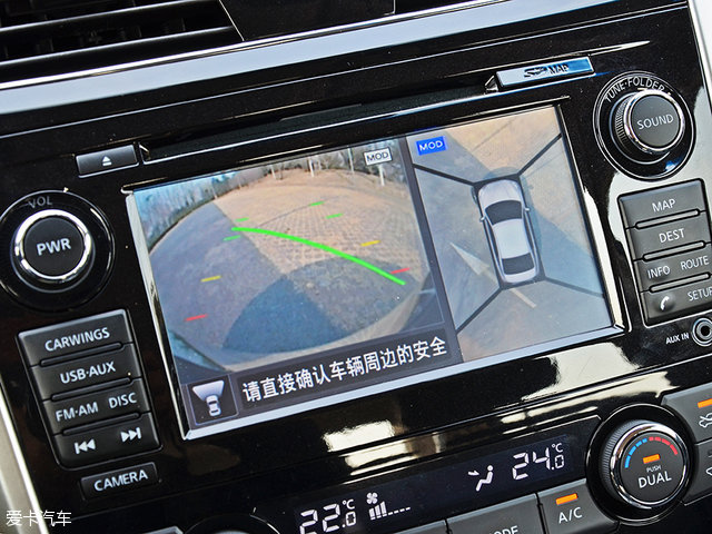 本次测试的顶配车型配备了倒车视频影像以及全景摄像头,能让倒车或