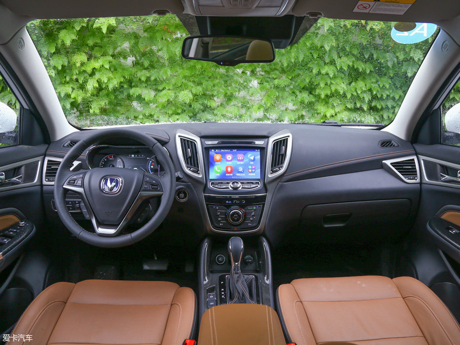 不过,大面积采用软性材质包裹的中控面板,倒是在做工工艺上给人留下了