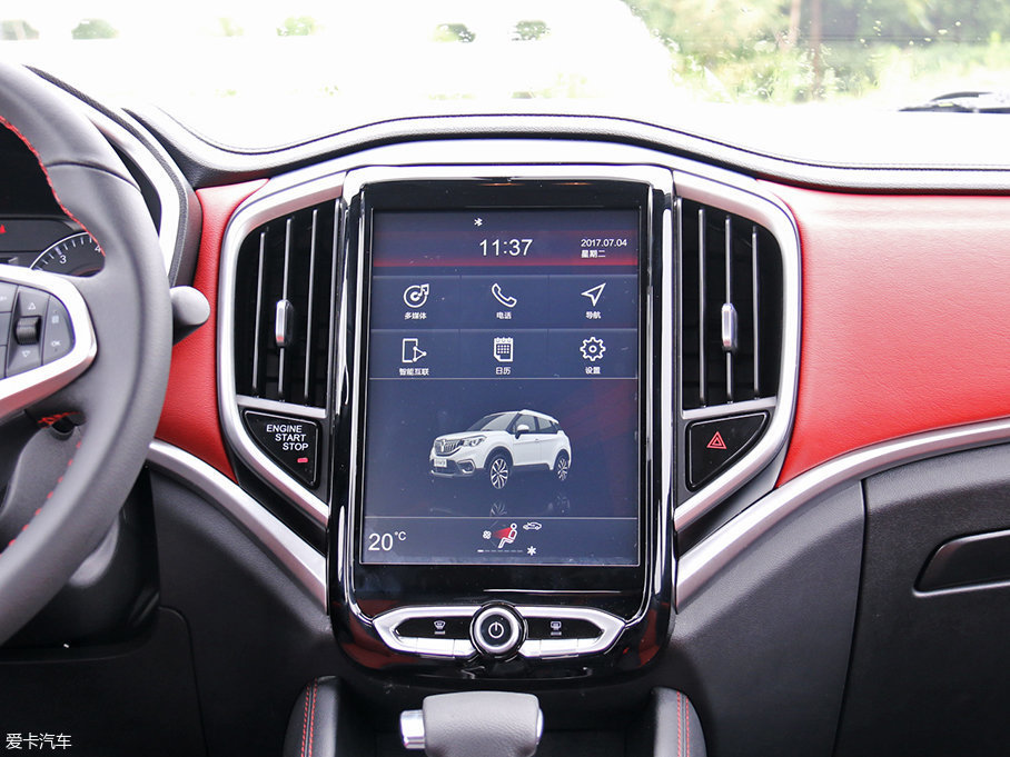 系统等诸多功能,省去了大量繁杂的物理按键,使整个中控区看起来既简约