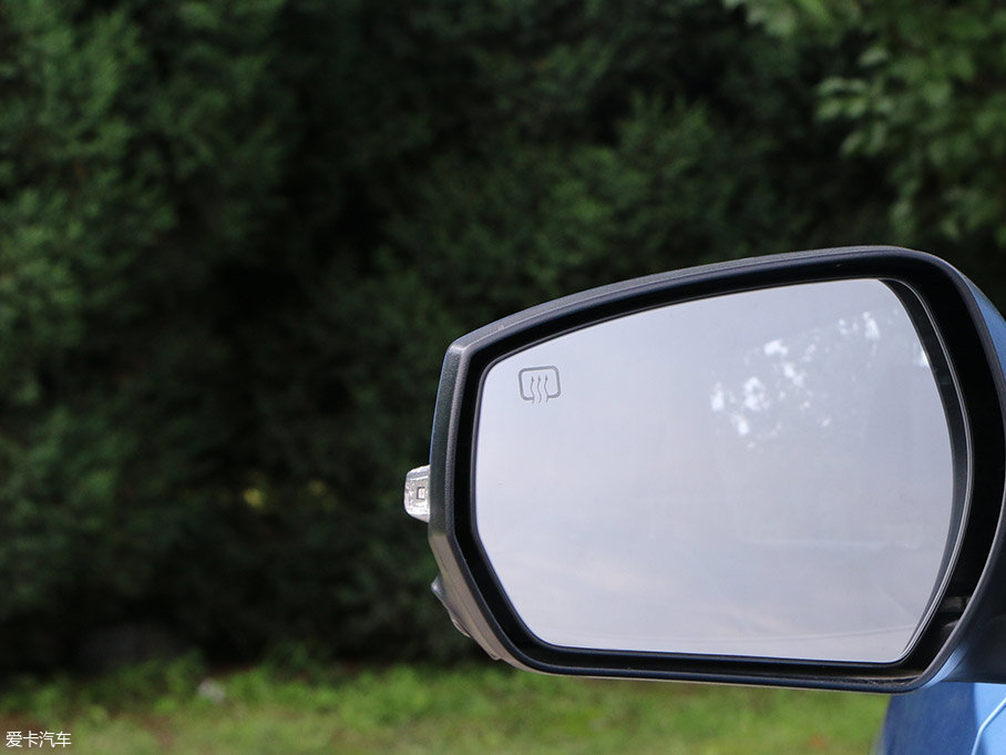 位于两侧后视镜下方的摄像头配合位于车头和车尾的摄像头共同组成了