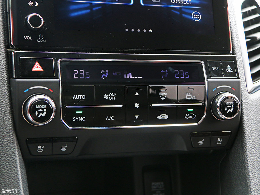 冠道全系均配有三分区自动空调,非常厚道.