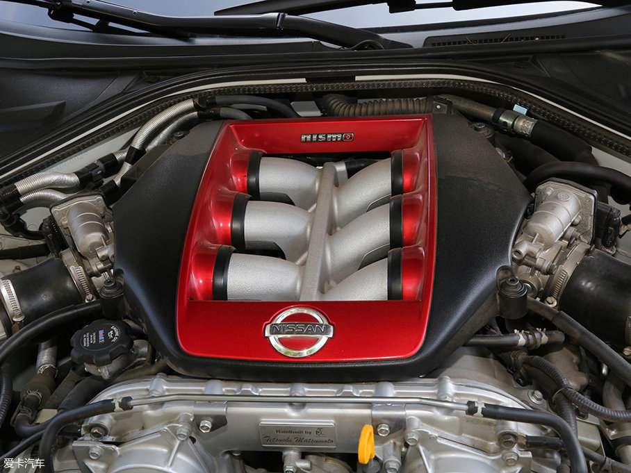 隐藏在机盖下的是一台v6 3.