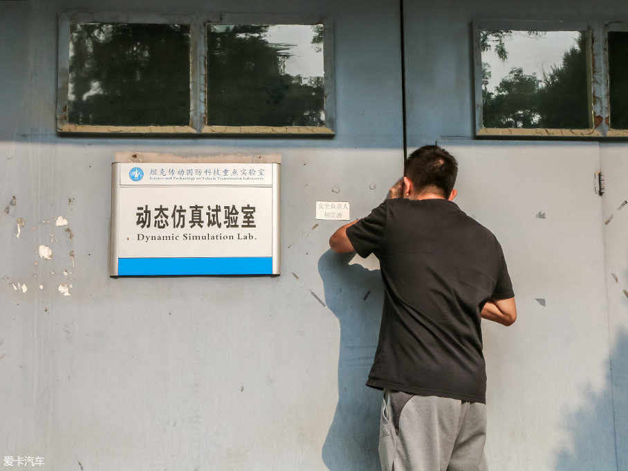 毕业许久的丢丢趴在动态仿真实验室门口,看着曾经熟悉的场景,不禁感慨