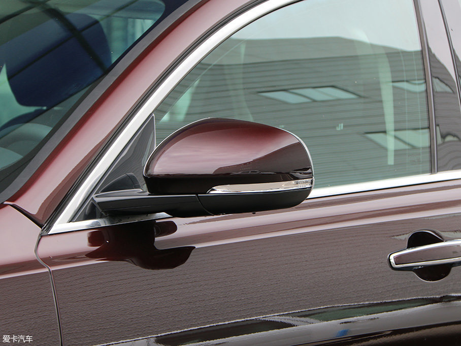 电动后视镜集合了转向灯并带有加热,自动折叠和自动防眩目的功能.
