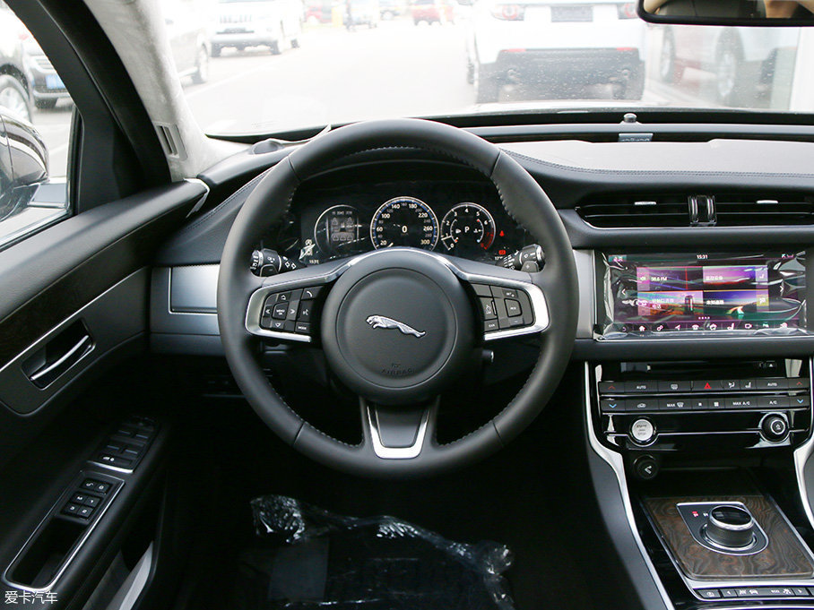 多功能真皮方向盘握感舒适,反馈真实,并带有四向电动调节和方向盘记忆