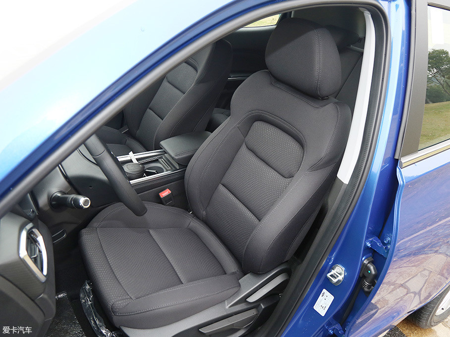 瑞虎5x在两款低配车型上配备了织物座椅,调节方式为手动.