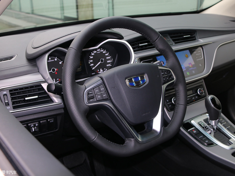 三辐式多功能方向盘采用真皮包裹,握感细腻而饱满,平底式造型也增添了