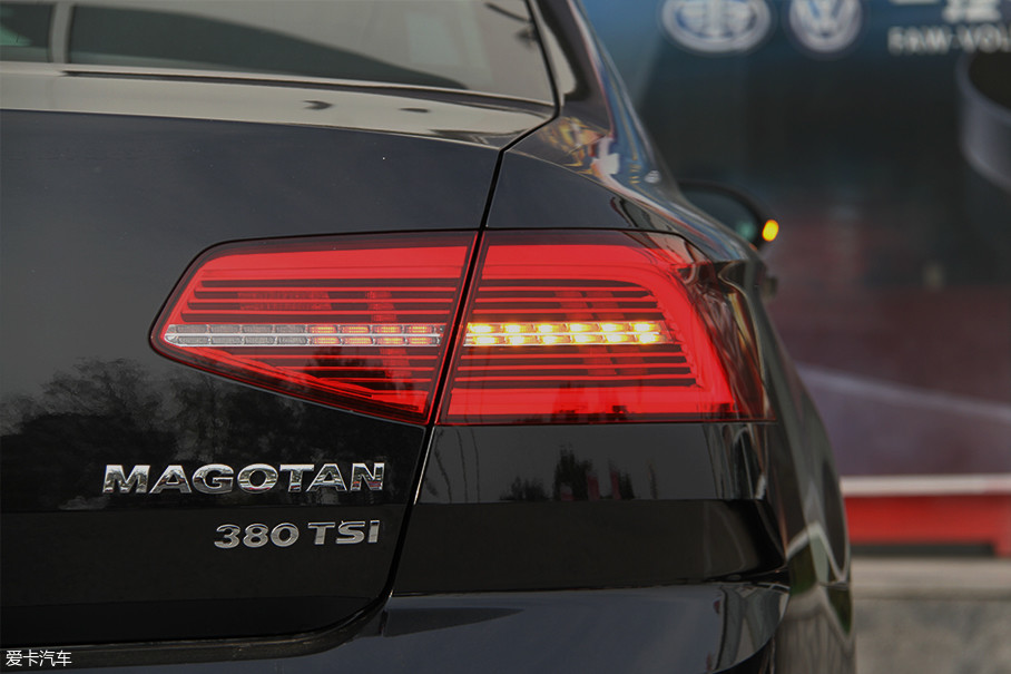 造型别致的尾灯是尾部的加分项,全系采用全led尾灯,由136颗led点状