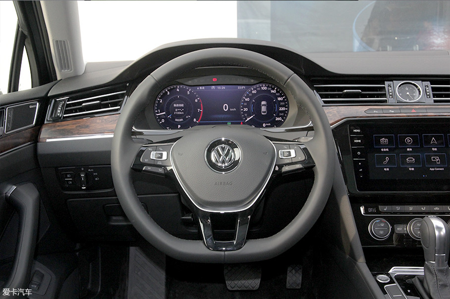 真皮包裹的多功能方向盘手感出色,采用三辐式平底造型,加上缝线,镀铬