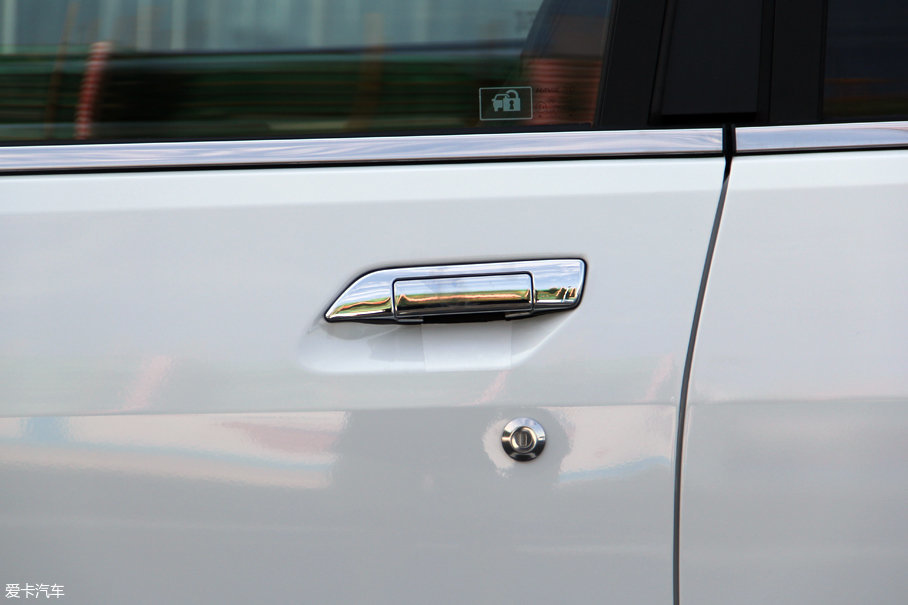 在镀铬门把手下方设计有机械钥匙口,以备应急之用,但由于未与把手设计