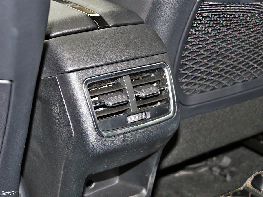 后排出风口体现了t500对于后排乘客的重视,遗憾的是该车没有配备后排
