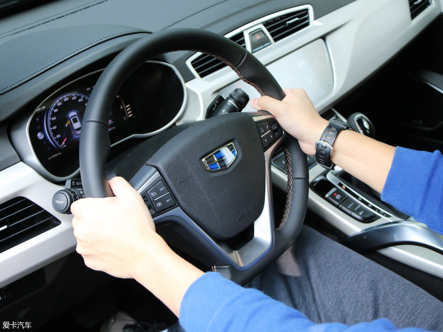 新博越的方向盘采用了三辐式平底设计,握感与质感都很出色,只是视觉