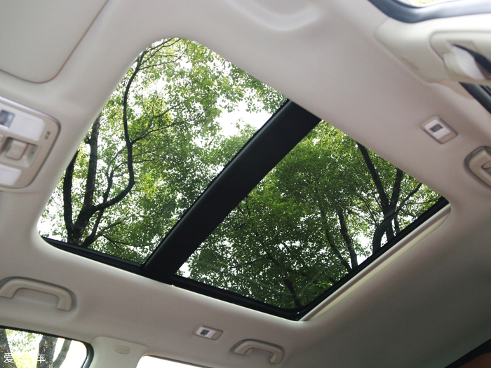 爱卡实拍新款吉利博越     爱卡实拍新款吉利博越  大尺寸全景天窗的