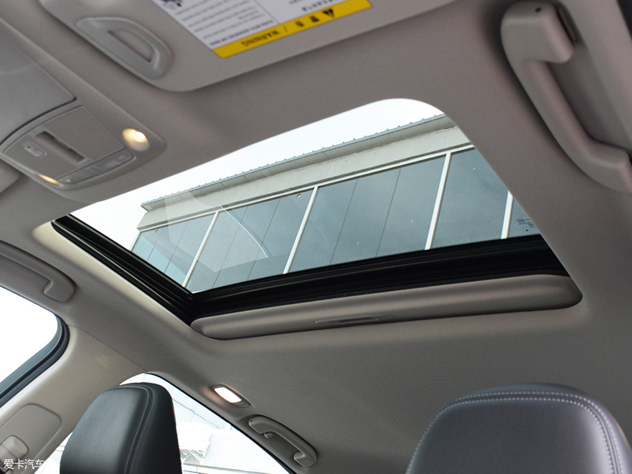 普通天窗同样全系标配,全景天窗则未出现在配置单当中.