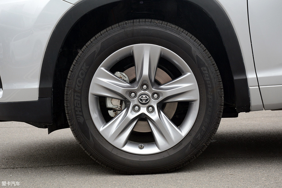 实拍车型配置的是韩泰品牌达奈普dynapro系列轮胎,兼顾静音和操控性