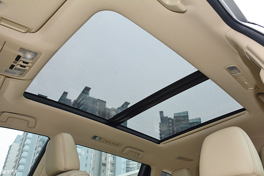 实拍车型还配备了时下深受消费者喜爱的全景天窗,尺寸也非常得体.