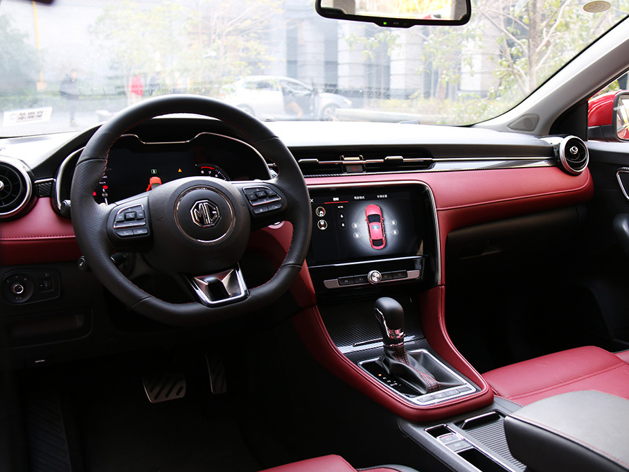 名爵6的内饰部分采用了红/黑配色,中控台上的红色皮质包裹非常柔软,看