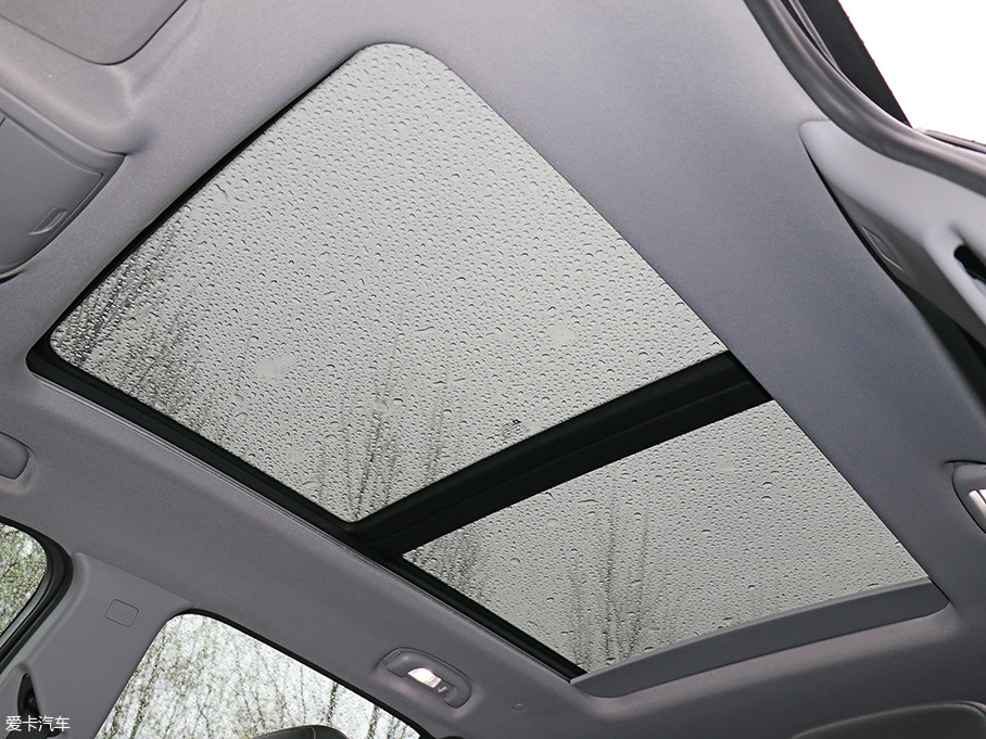 探界者配备的全景天窗占据了车顶75%的面积,而且可开启的面积也很乐观