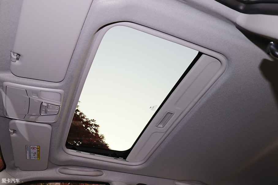 凯翼x3配备了电动天窗,与此同时,天窗的可开启面积较大,在采光和实用
