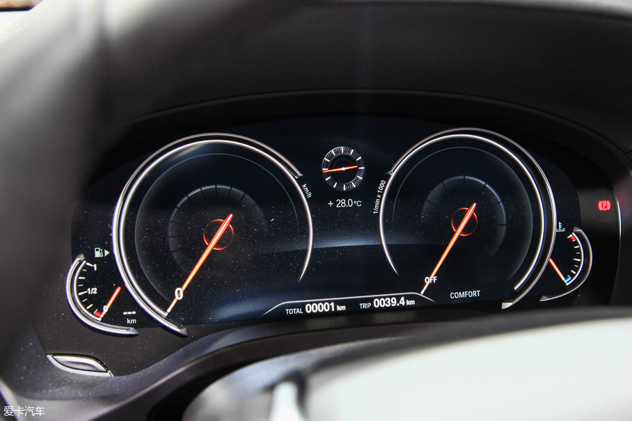 当然二者的仪表盘上都能够显示非常丰富的行车信息.
