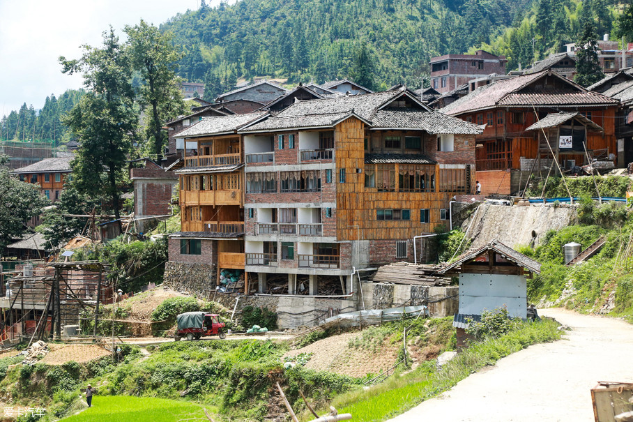在苗族的山寨中,吊脚楼是大部分居住人家的住所,分为两层或三层,最