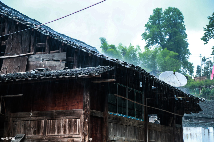 但是这边基础设施发展仍旧不是很健全,一遇到下雨天,村子里就会遭遇