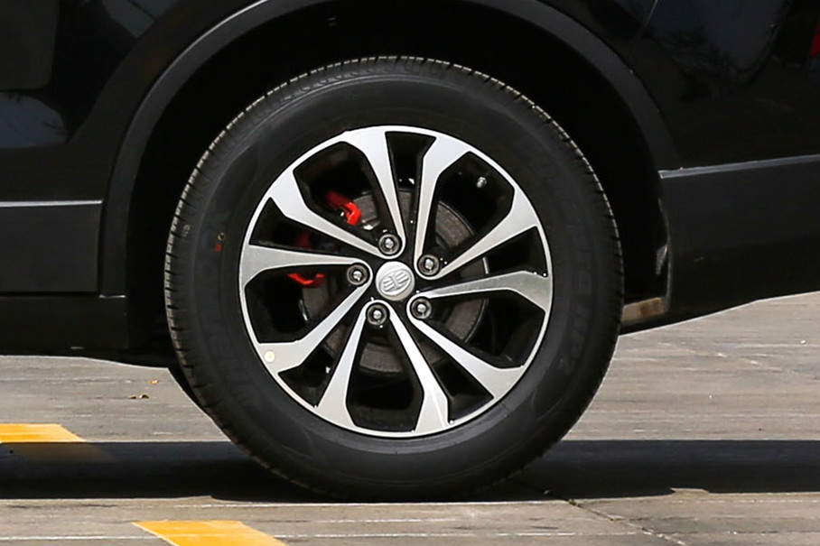 奔腾x80采用了规格为215/60 r17的韩泰轮胎.