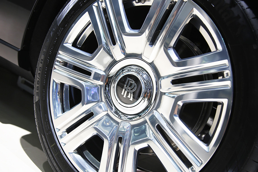 > 实拍劳斯莱斯库里南