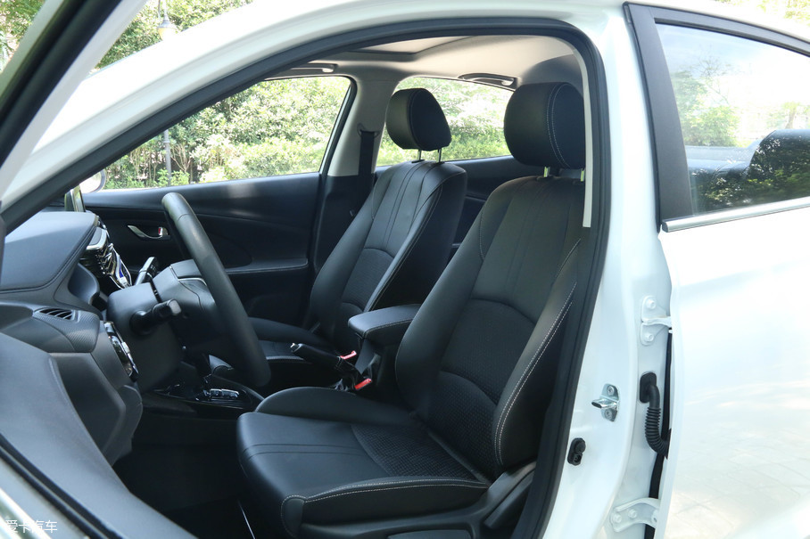 实拍车的座椅采用的是织物与皮质混搭材质,前排座椅侧面的凸起部位,为