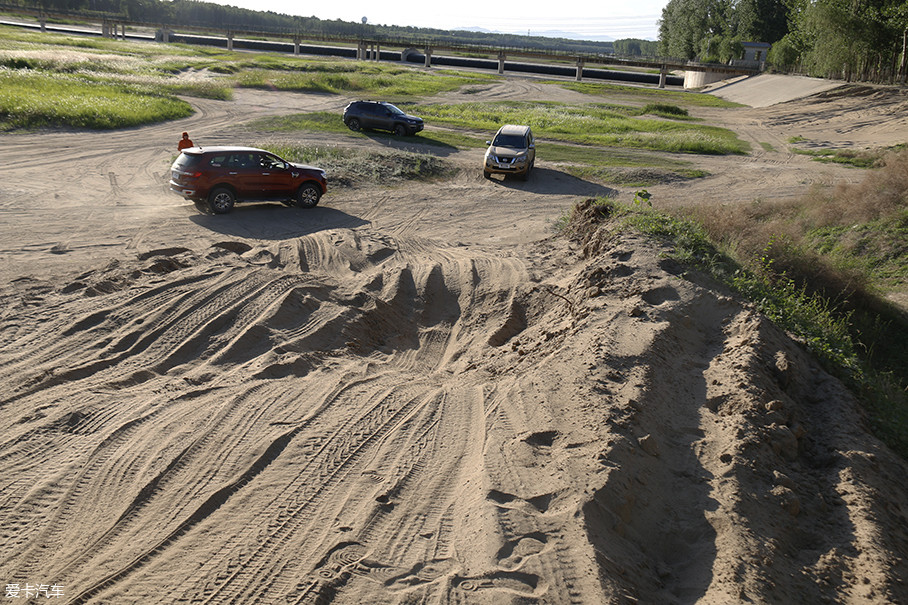 像图中这种炮弹坑在场地内随处可见,同时这也是标准的交叉轴"考场".